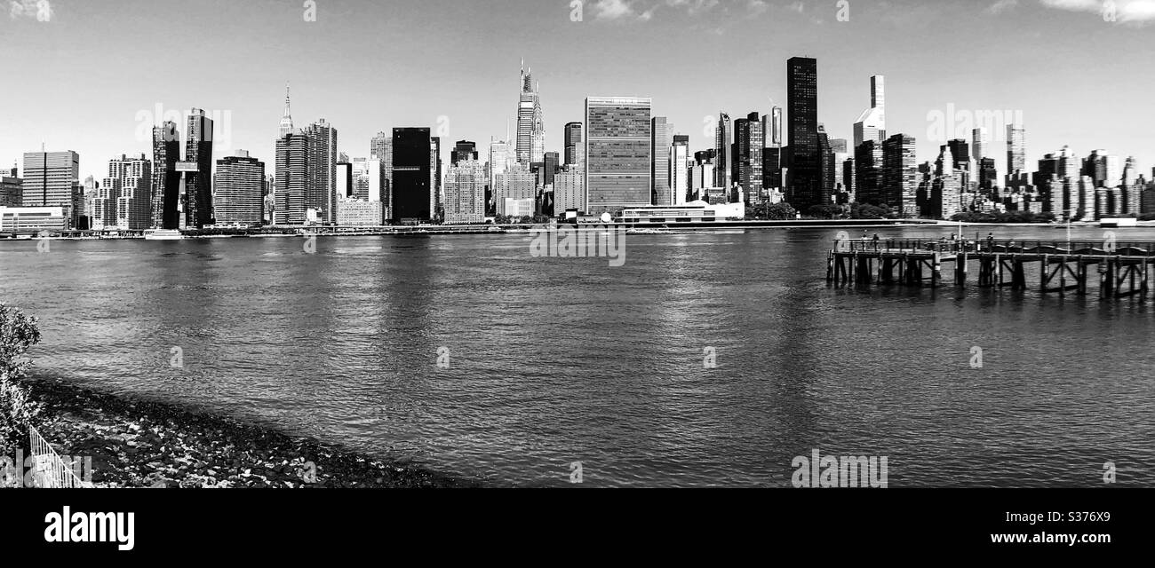 Schwarz-weiße Skyline von Midtown Manhattan vom East River aus gesehen, New York, Vereinigte Staaten von Amerika Stockfoto
