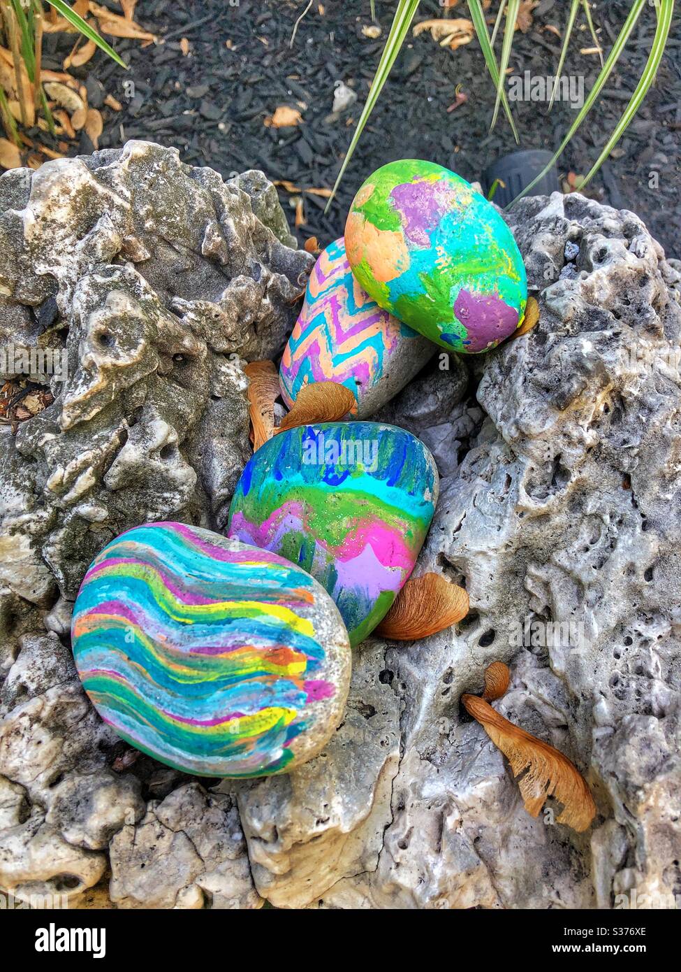Bunt bemalte Steine. - Smartphone-aufgenommenes Stockfoto