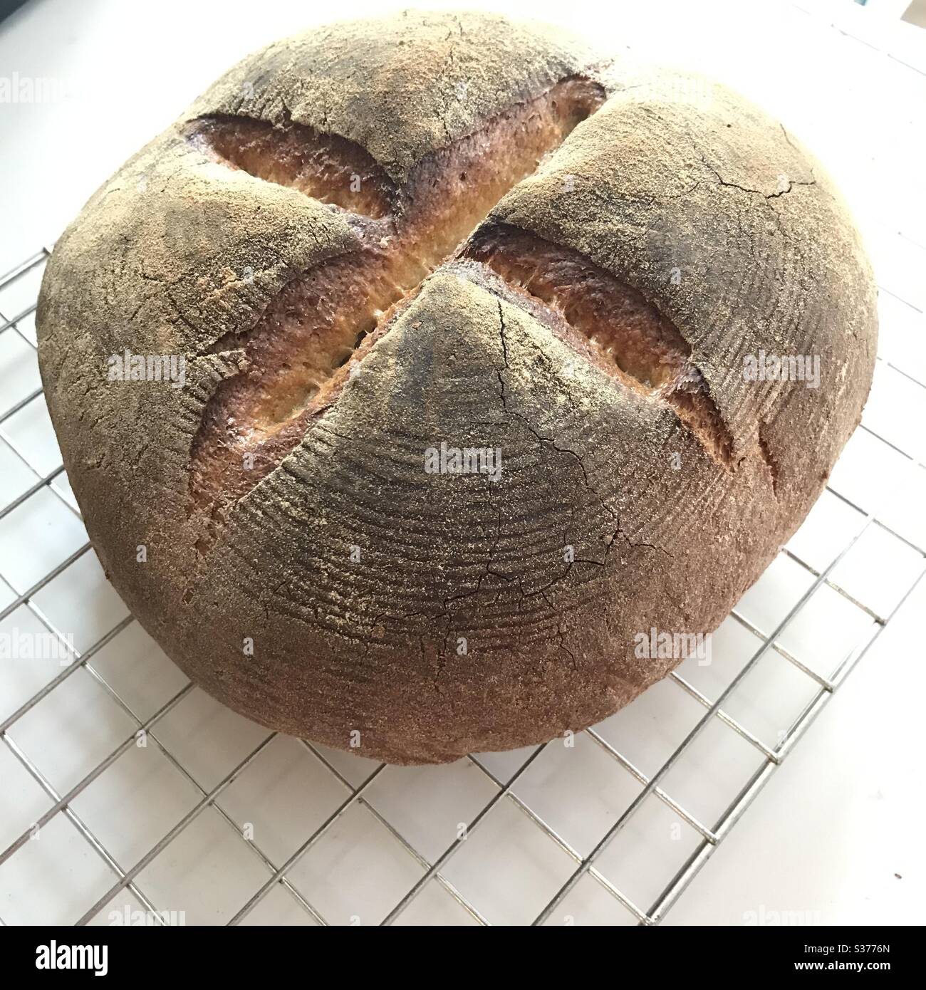 Gut gebackenes Sauerteig Brot - Smartphone-aufgenommenes Stockfoto