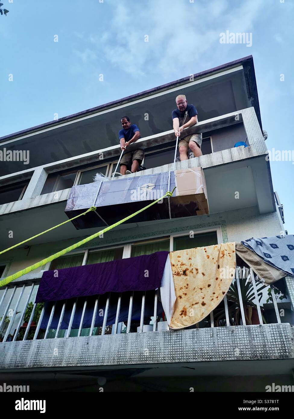 Möbel manuell mit Seilen heben. Stockfoto