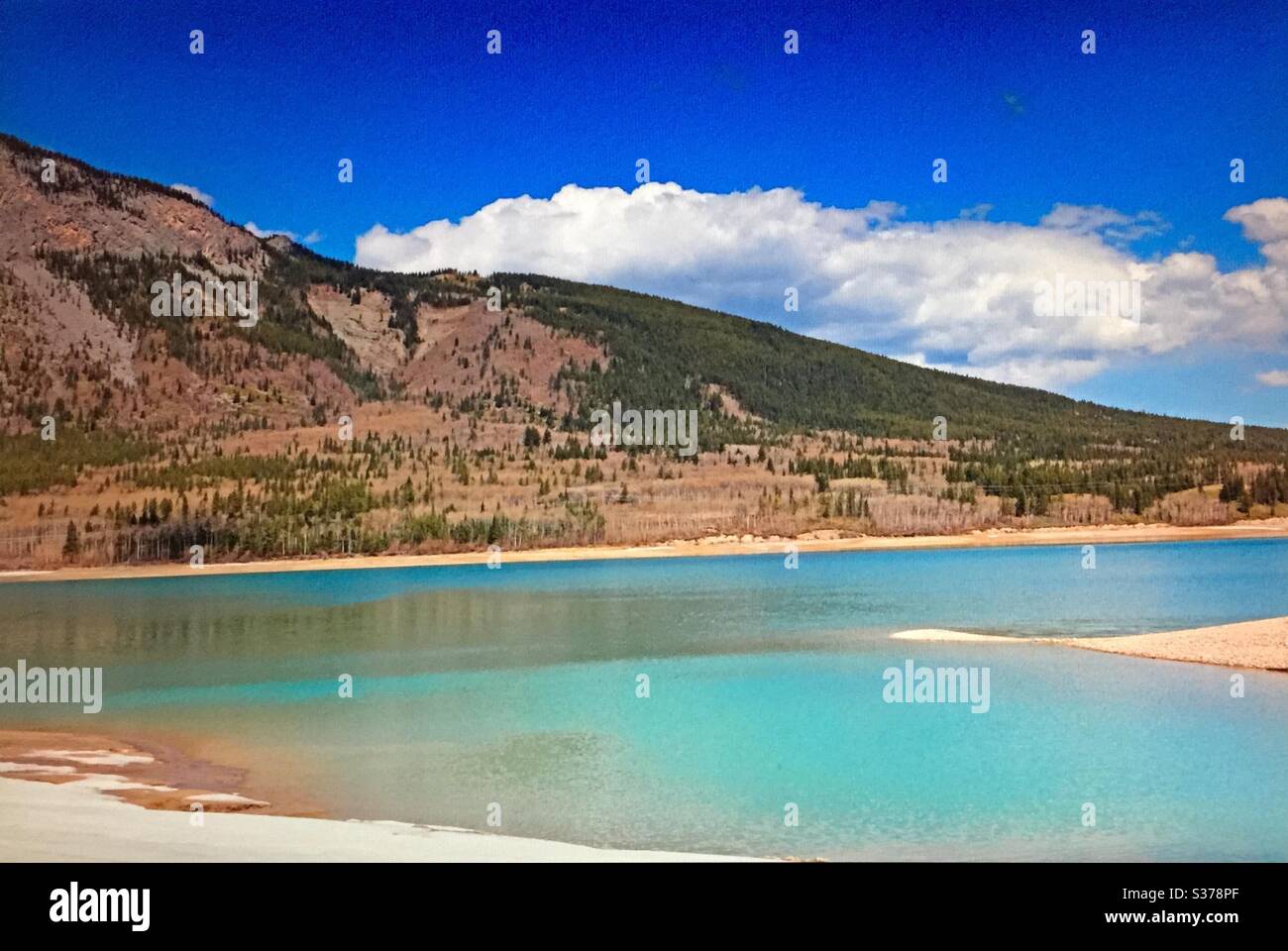 Barrier Lake, Kananaskis Country, Highway 40, Alberta, Kanada, Kanadische Rockies, Rocky Mountains, Wildnis, zerklüftet, Backcountry, gezackt, Gipfel, Schnee, Motorrad Land Stockfoto