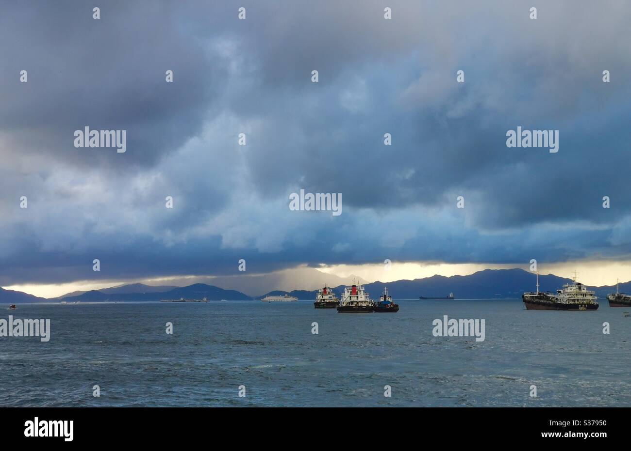 Ein Sturm nähert sich Hong Kong Insel. - Smartphone-aufgenommenes Stockfoto