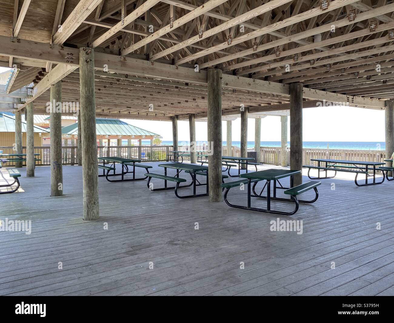 Öffentlicher überdachter Picknickbereich im Freien auf Okaloosa Island Florida Stockfoto