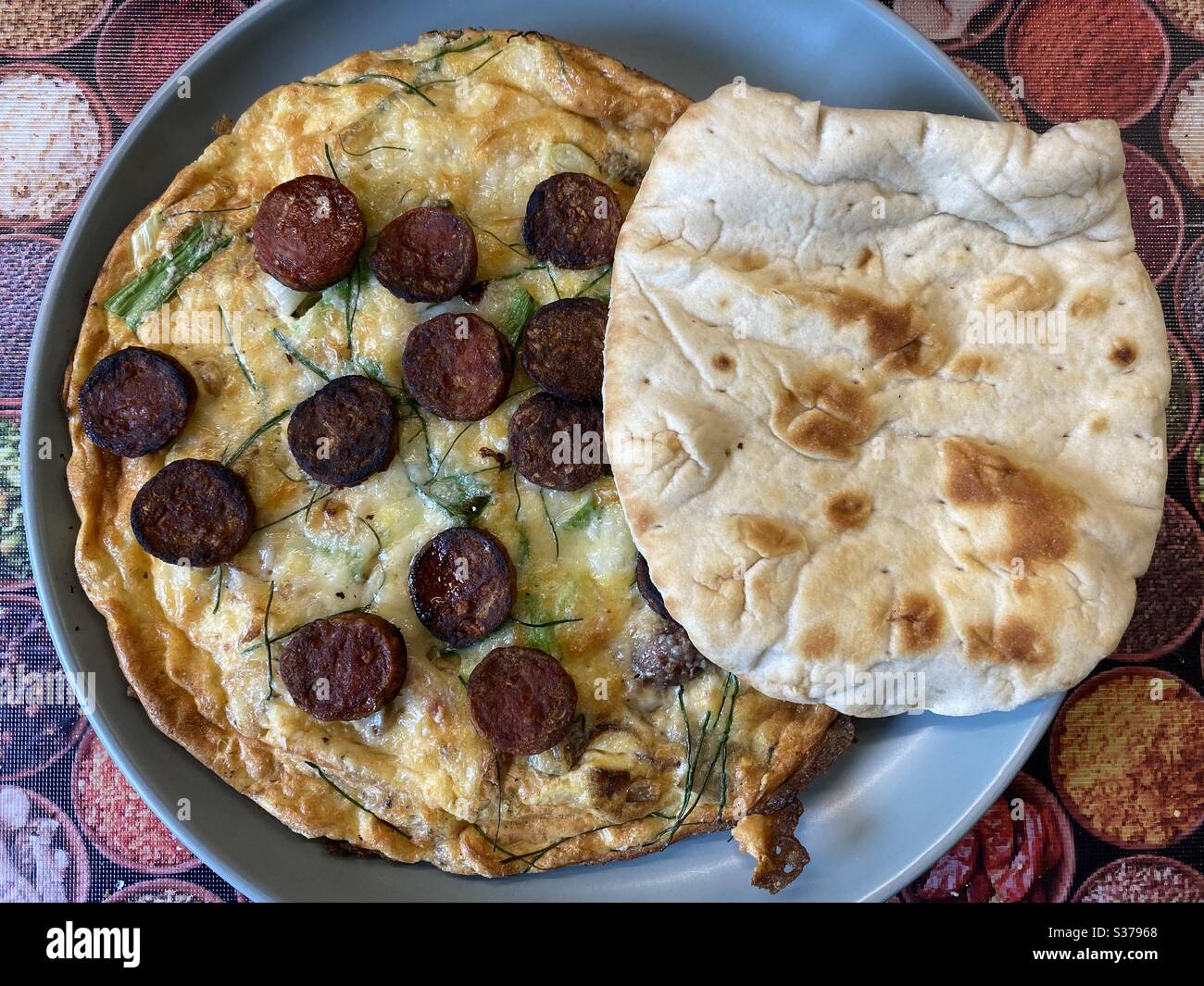 Omelette und griechisches Pitta-Brot Stockfoto