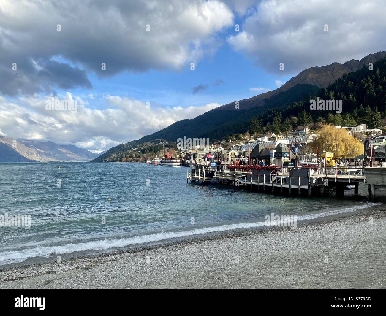 Queenstown Neuseeland - Kai und Strand - Smartphone-aufgenommenes Stockfoto
