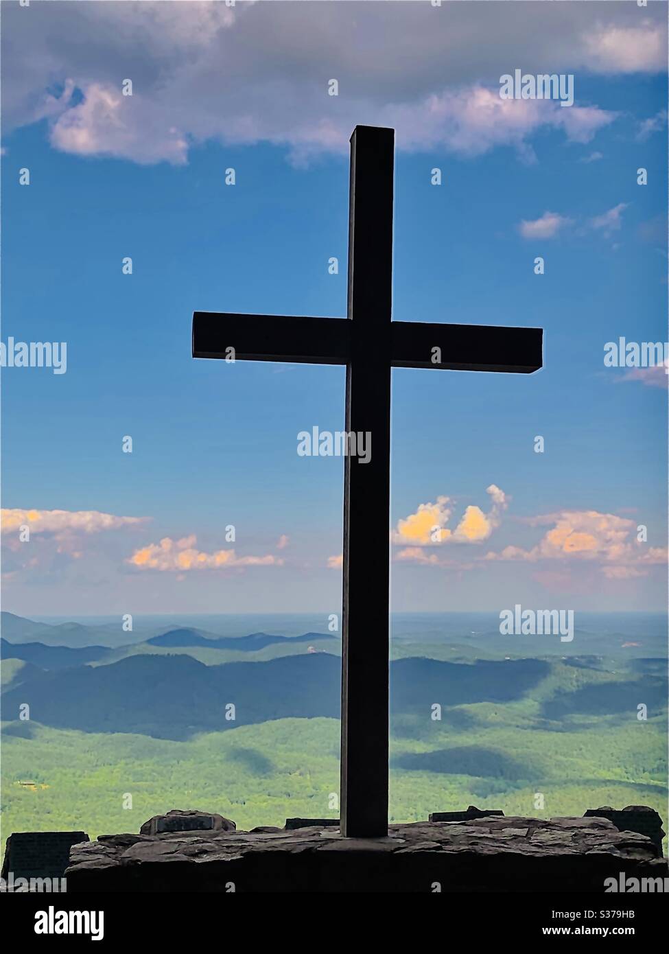 Das Kreuz mit Blick auf den „Pretty Place“ Fred W. Symmes Chapel, auf der obersten Erhebung auf Standing Stone Mountain, in Cleveland South Carolina. Unten sind die sanften Hügel von Greenville County. Stockfoto