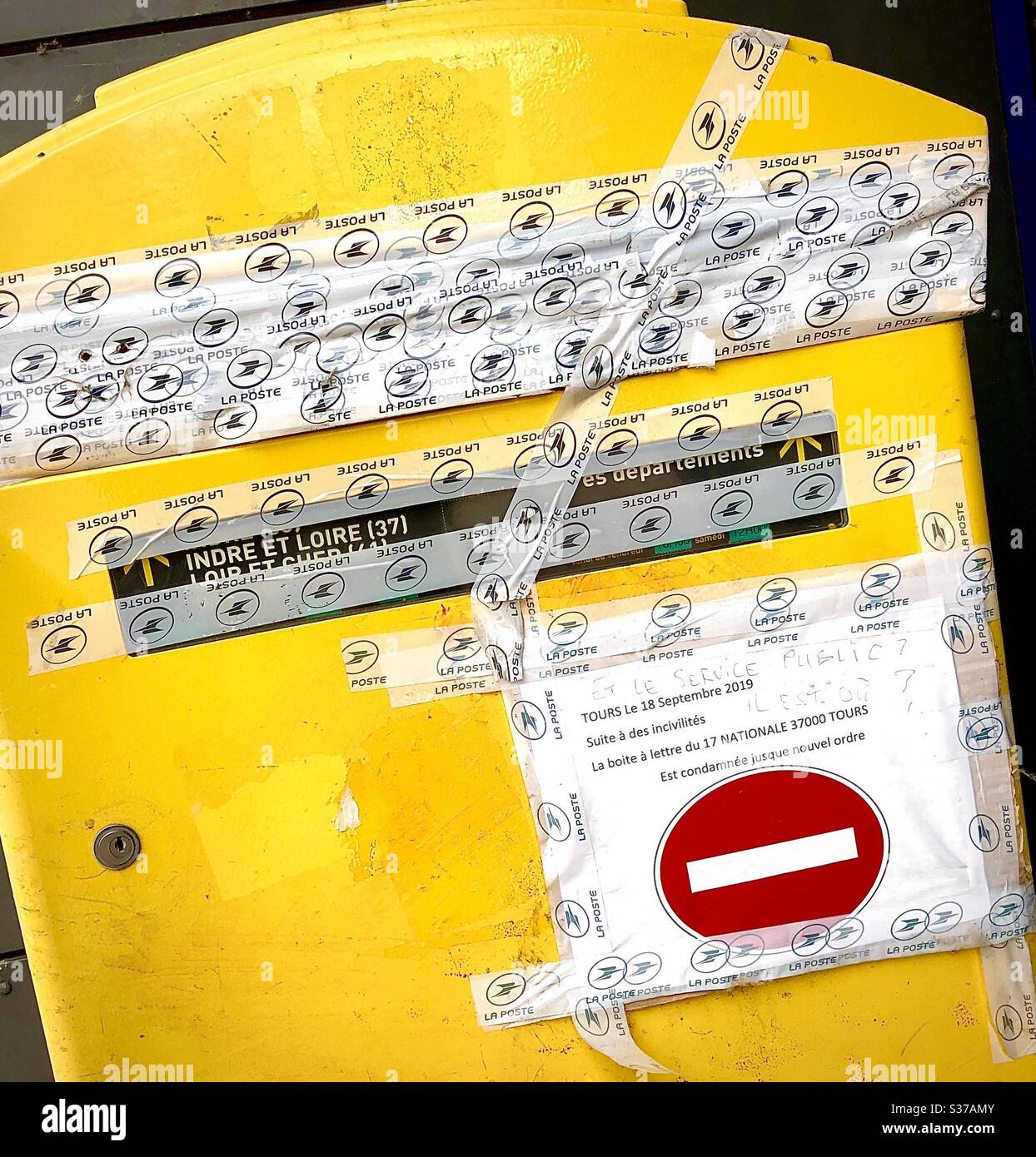 Französische Briefkasten versiegelt nach Beschädigung durch Protestierenden, Tours, Frankreich. - Smartphone-aufgenommenes Stockfoto