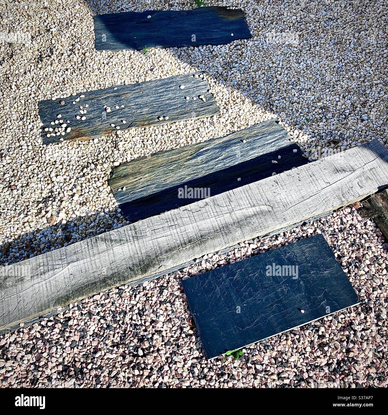 Abstraktes Design für Gartenweg mit Schieferplatten. - Smartphone-aufgenommenes Stockfoto
