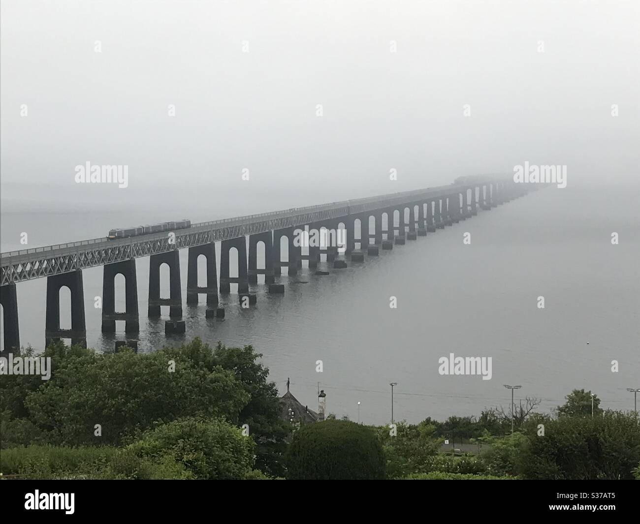 Die Tay Rail Bridge verschwindet im Nebel Stockfoto