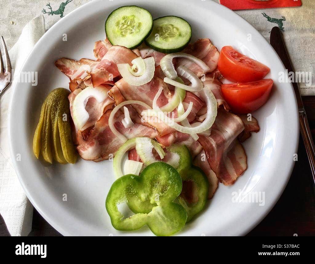 Frühstücksteller mit Schinken (Prosciutto), Paprika, Gurke und Tomaten Stockfoto