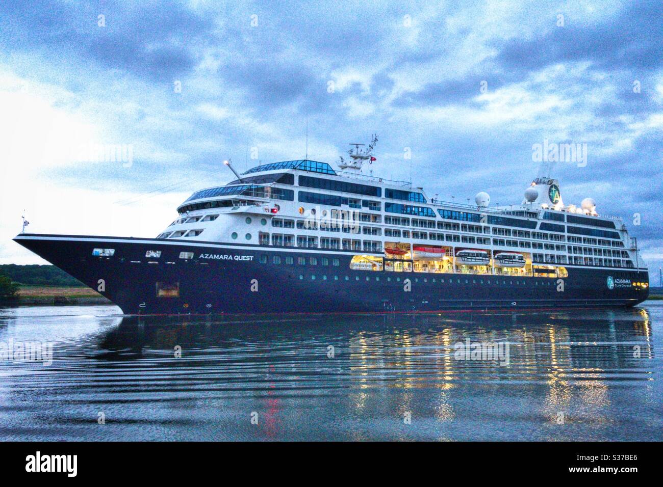 Azamara Quest segelt den Fluss Clyde hinauf. Stockfoto