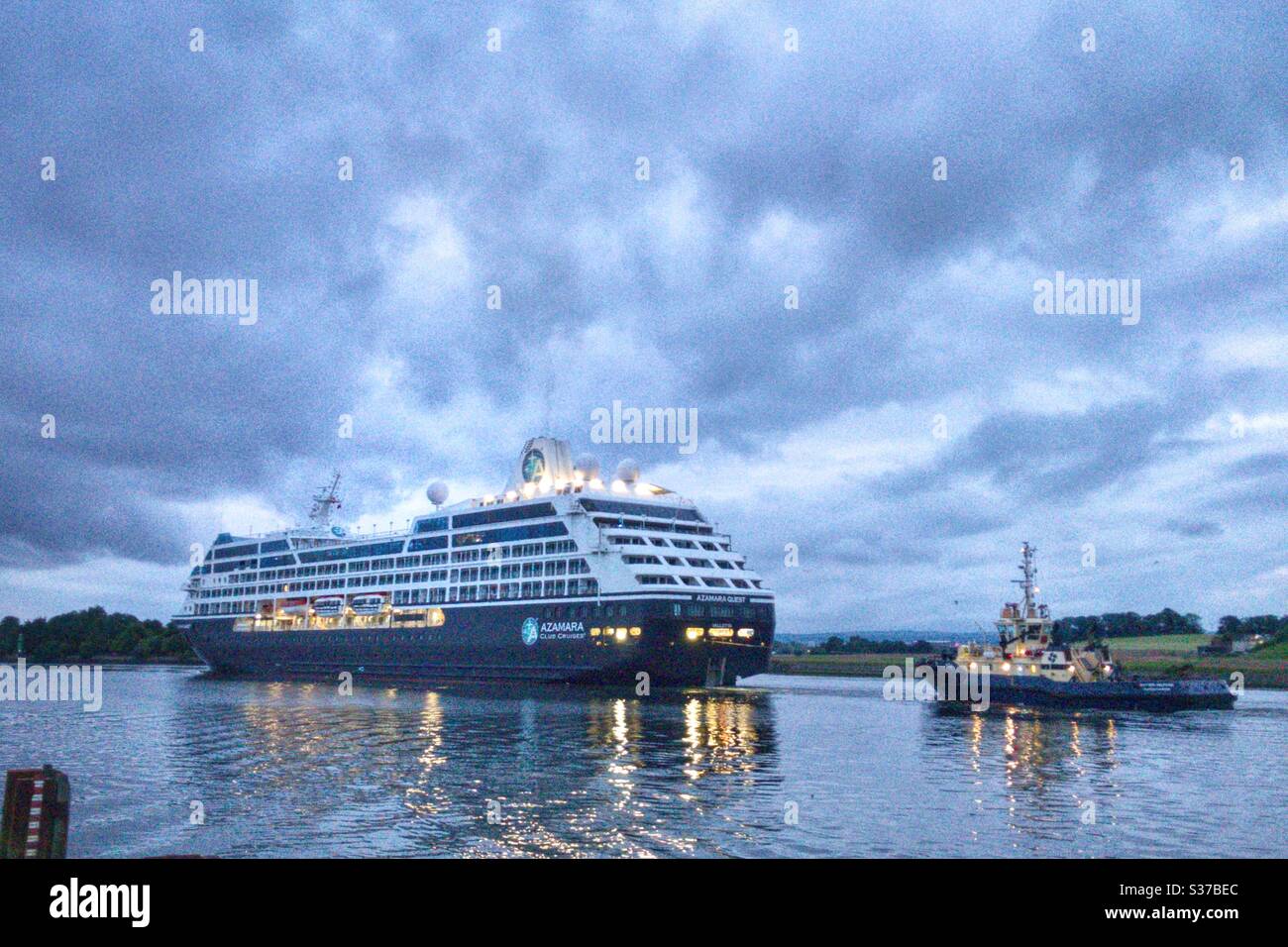 Azamara Quest und Schlepper segeln den Fluss Clyde hinauf. Stockfoto