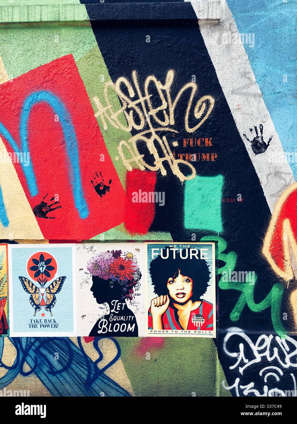 Wandbilder, Plakate und Graffiti an den Wänden des East Police Precinct auf dem Capitol Hill in Seattle in CHAZ oder CHOP Autonomous Zone im Juni 2020 Stockfoto