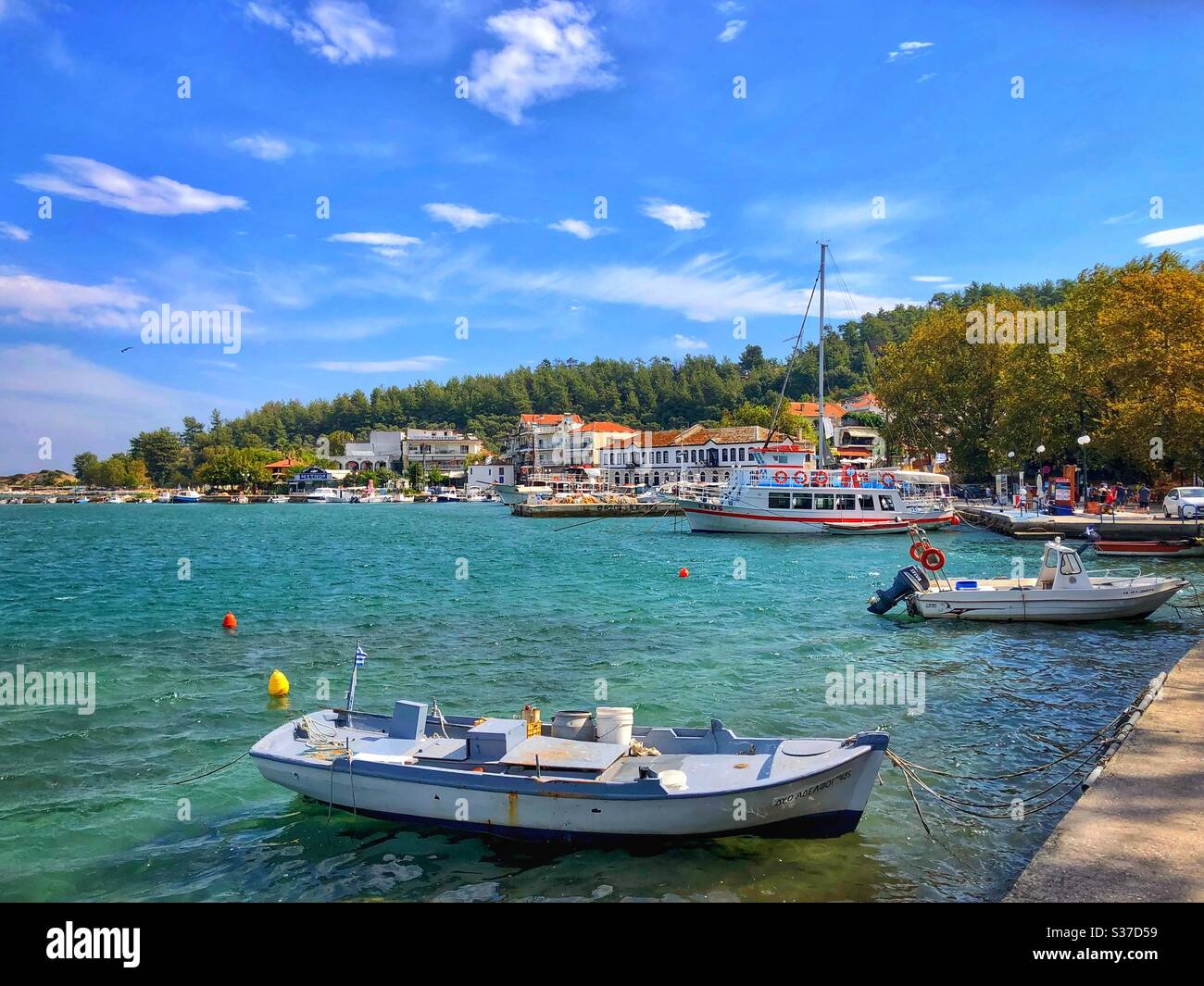 Boote im alten Hafen von Limenas, der Hauptstadt der Insel Thassos in Griechenland. - Smartphone-aufgenommenes Stockfoto