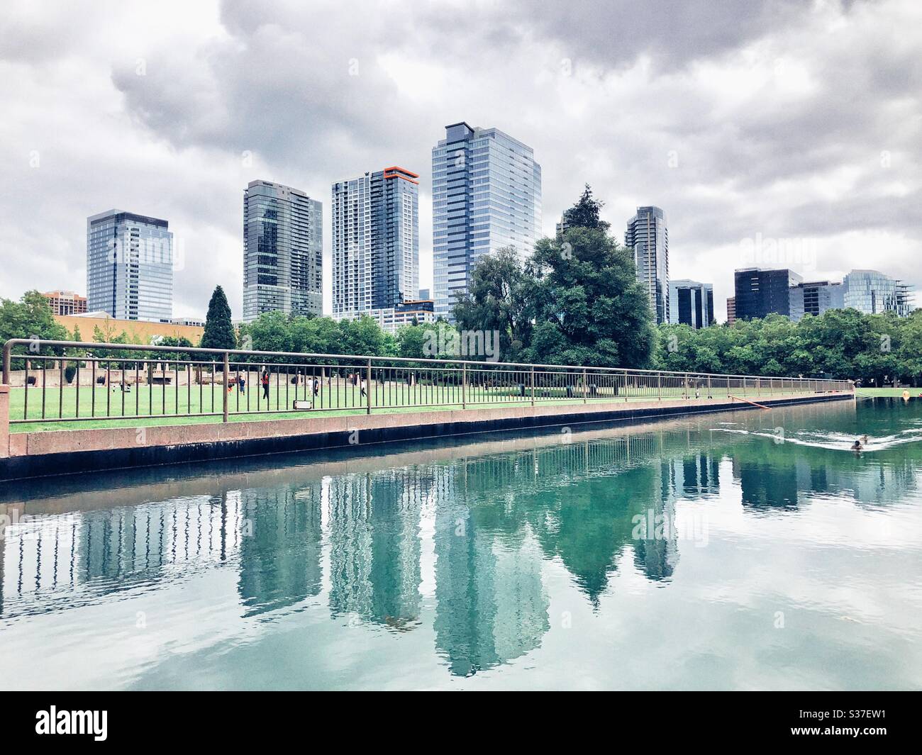 Wolkenkratzer in der Innenstadt von Bellevue spiegeln sich im Pool Stockfoto