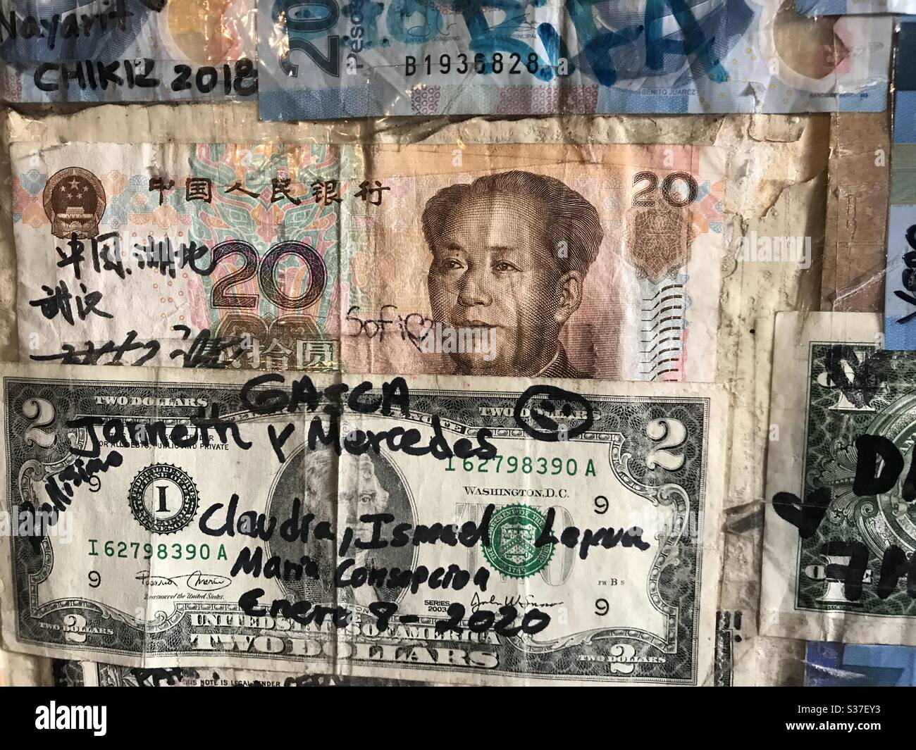 Unterzeichnet 20 chinesische Yuan und zwei Dollar Scheine. Laut einigen Experten verursacht Coronavirus einen Wirtschaftskrieg zwischen China und den Vereinigten Staaten. Stockfoto