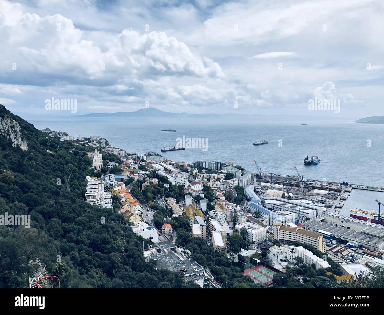 Blick über Gibraltar über die Meerenge nach Afrika - Smartphone-aufgenommenes Stockfoto