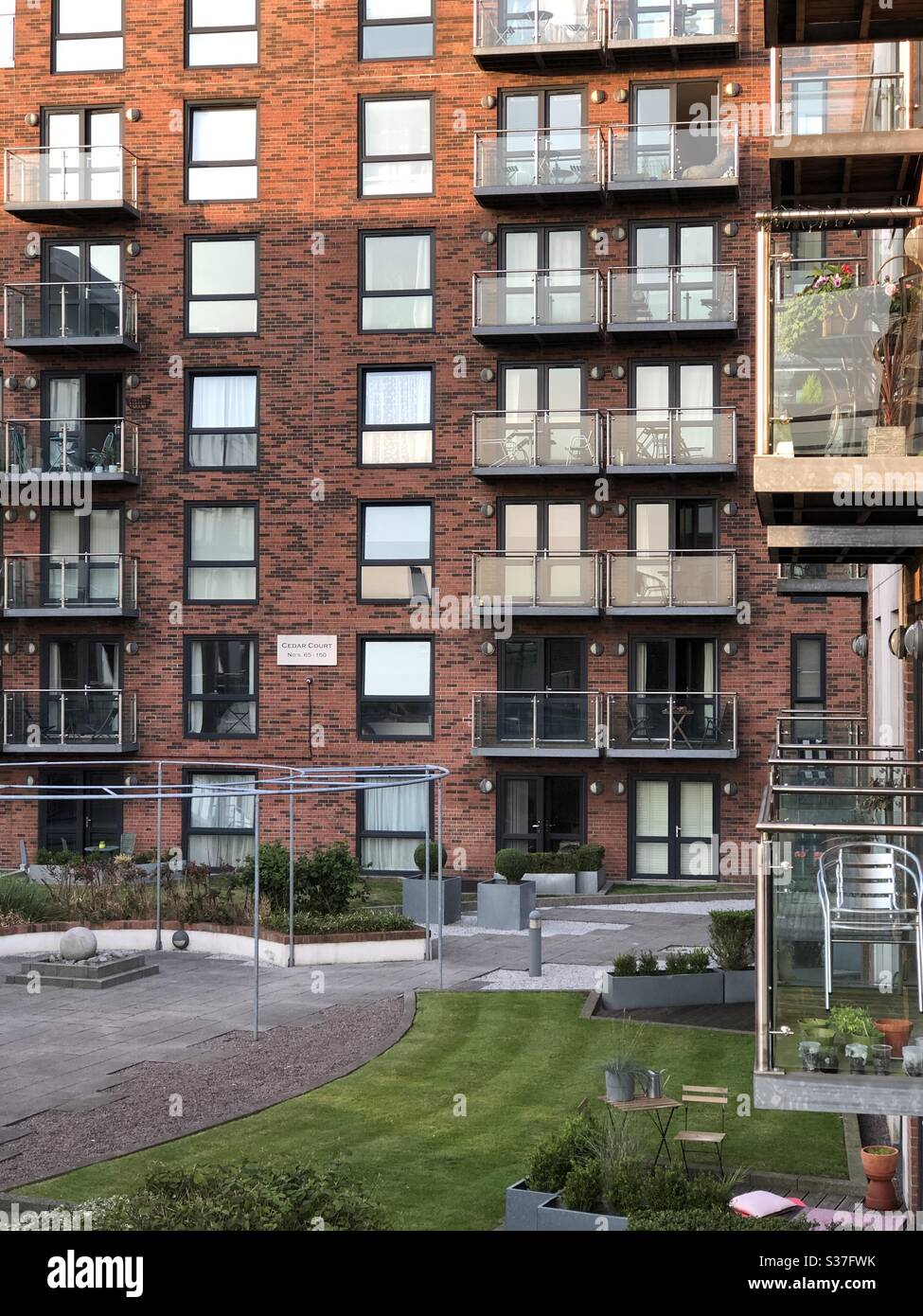 Wohnungen oder Appartements mit Balkon an einem warmen Sommerabend, Manchester UK Stockfoto