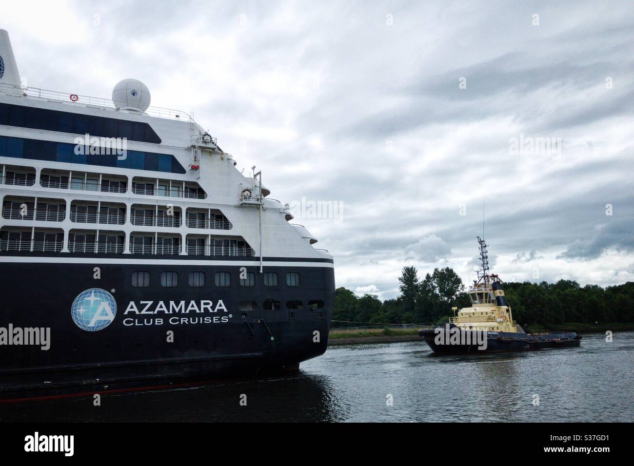 Azamara-Reise und Schlepper segeln den Fluss Clyde hinauf. Stockfoto