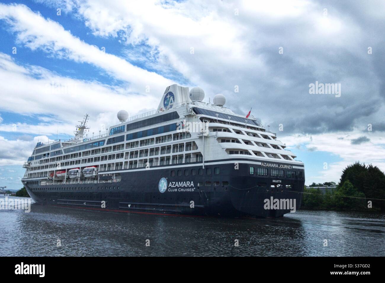 Azamara-Reise und Schlepper segeln den Fluss Clyde hinauf. Stockfoto