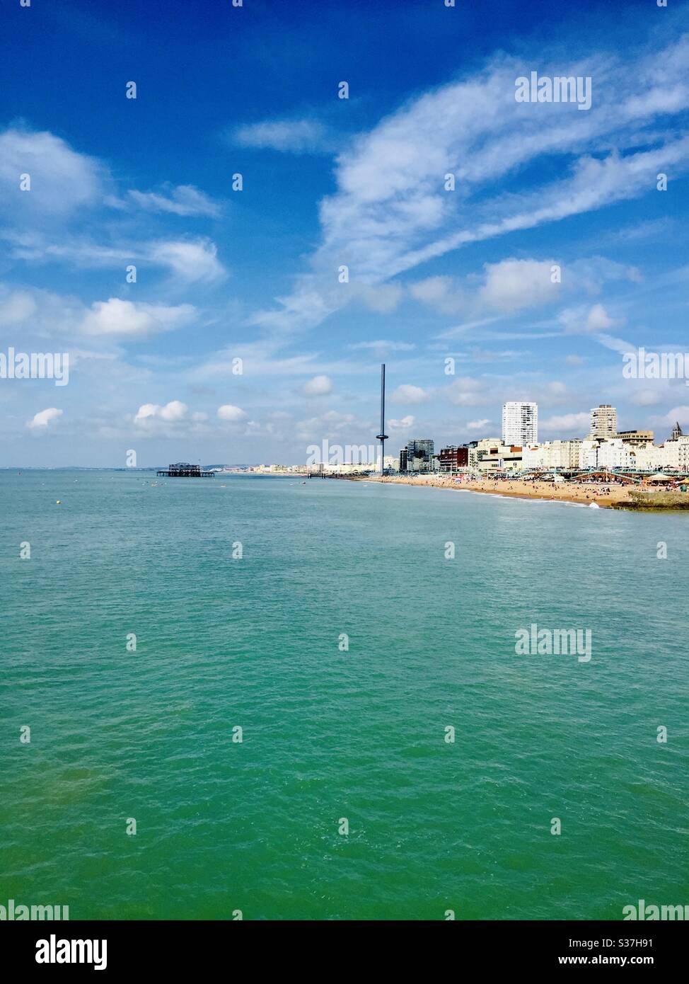 Blick auf die Küste von Brighton mit dem Aussichtsturm British Airways i360 Stockfoto