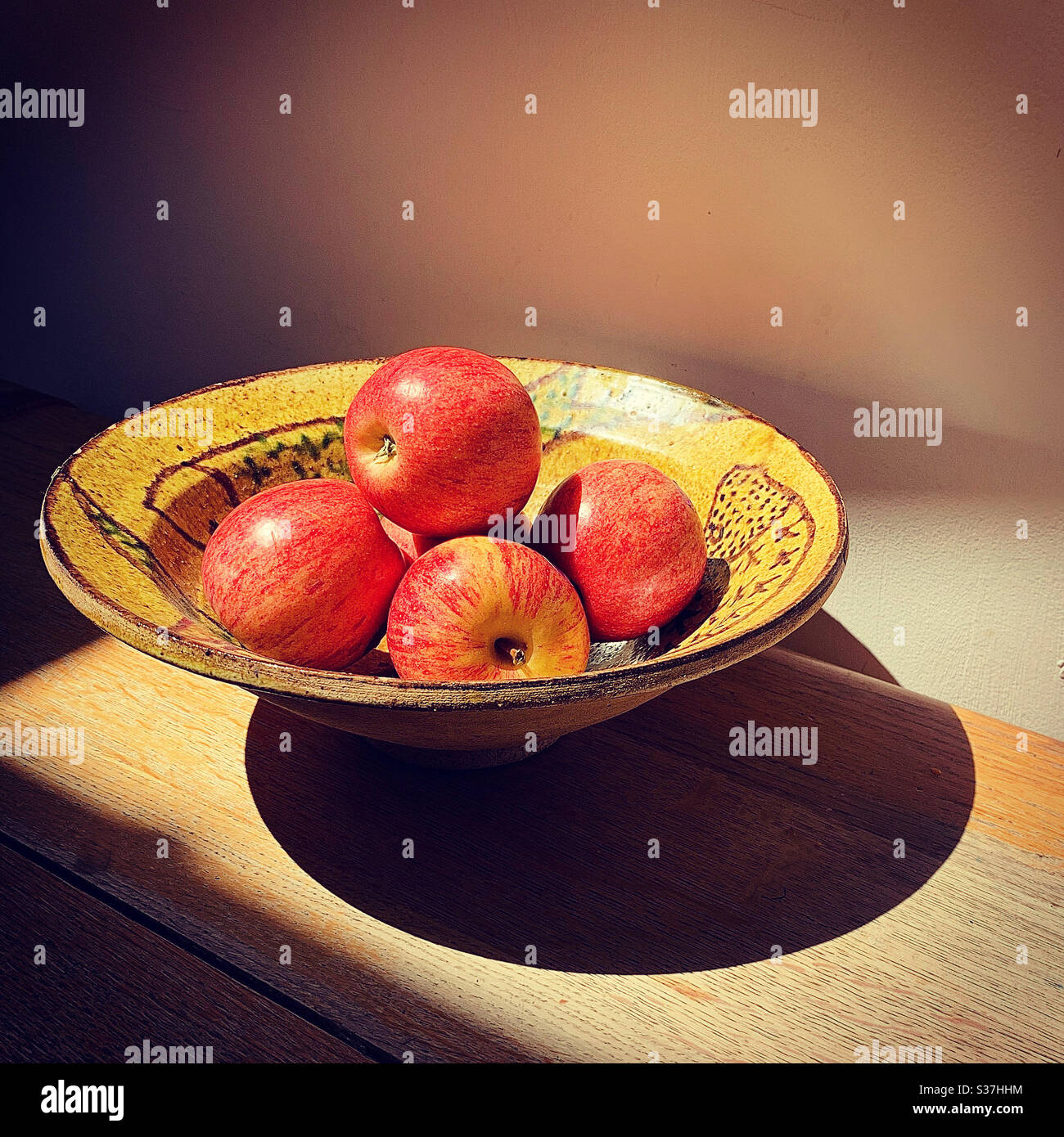 Schale mit Äpfeln im Sonnenlicht Stockfoto