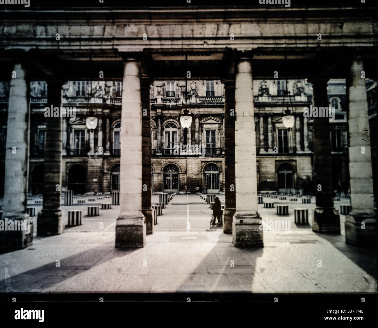 Les Deux Plateaus. Die Colonnes de Buren. Im Inneren des Palais Royal, am Cour d'Honneur, prachtvoller Palast, der im 17. Jahrhundert für Richelieu erbaut wurde. Buren Spalten Stockfoto
