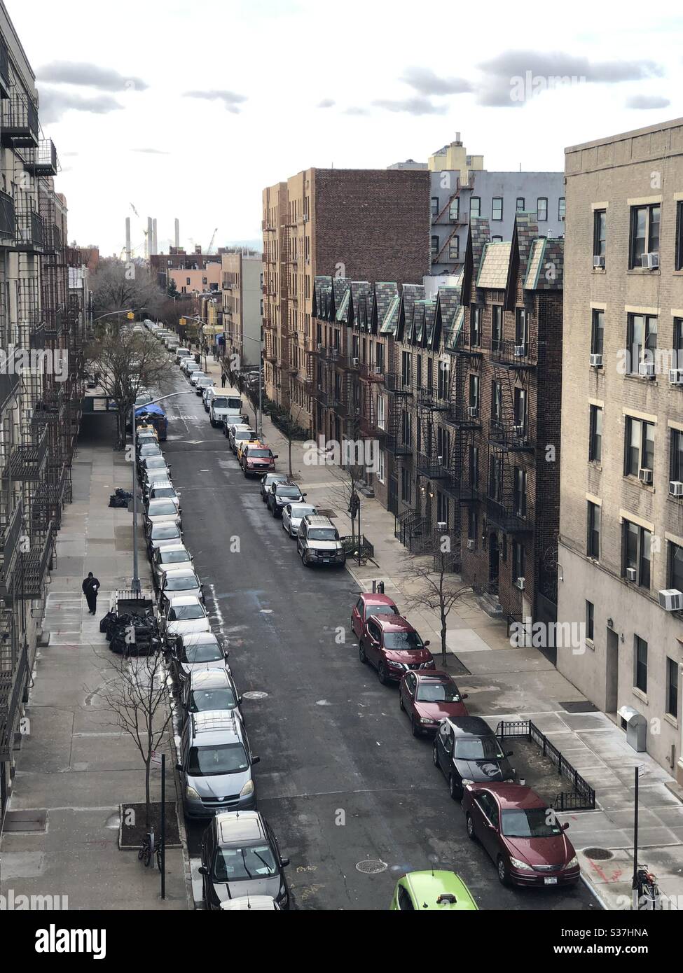 Straßenszene von oben auf dem 39. Pl. am Queens Blvd in Sunnyside, Queens, New York City Stockfoto