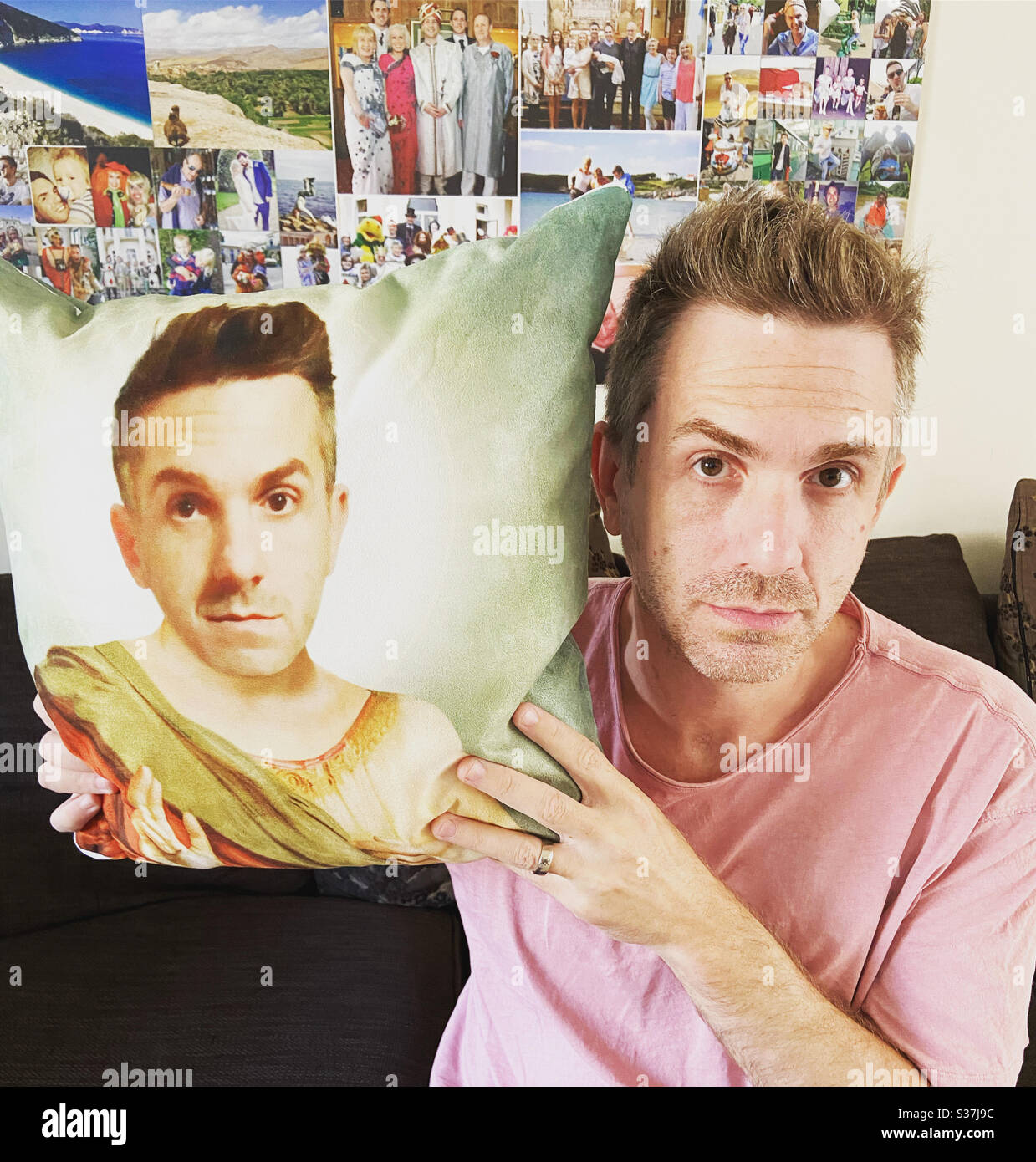 Mann mit aufgesicherndem Gesicht in der Hand - Smartphone-aufgenommenes Stockfoto