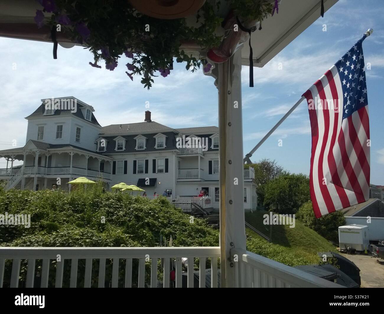 Inn at Old Harbour im historischen Viertel von Block Island, von Finn's Seafood Terrasse. - Smartphone-aufgenommenes Stockfoto