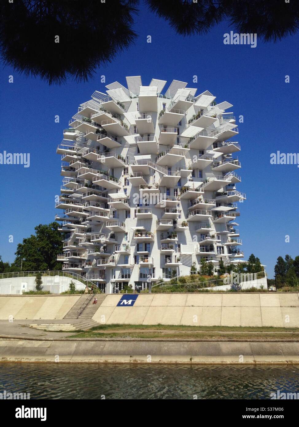 L'Arbre Blanc, Neues modernes Gebäude am Ufer des Flusses Lez, Montpellier Frankreich Stockfoto