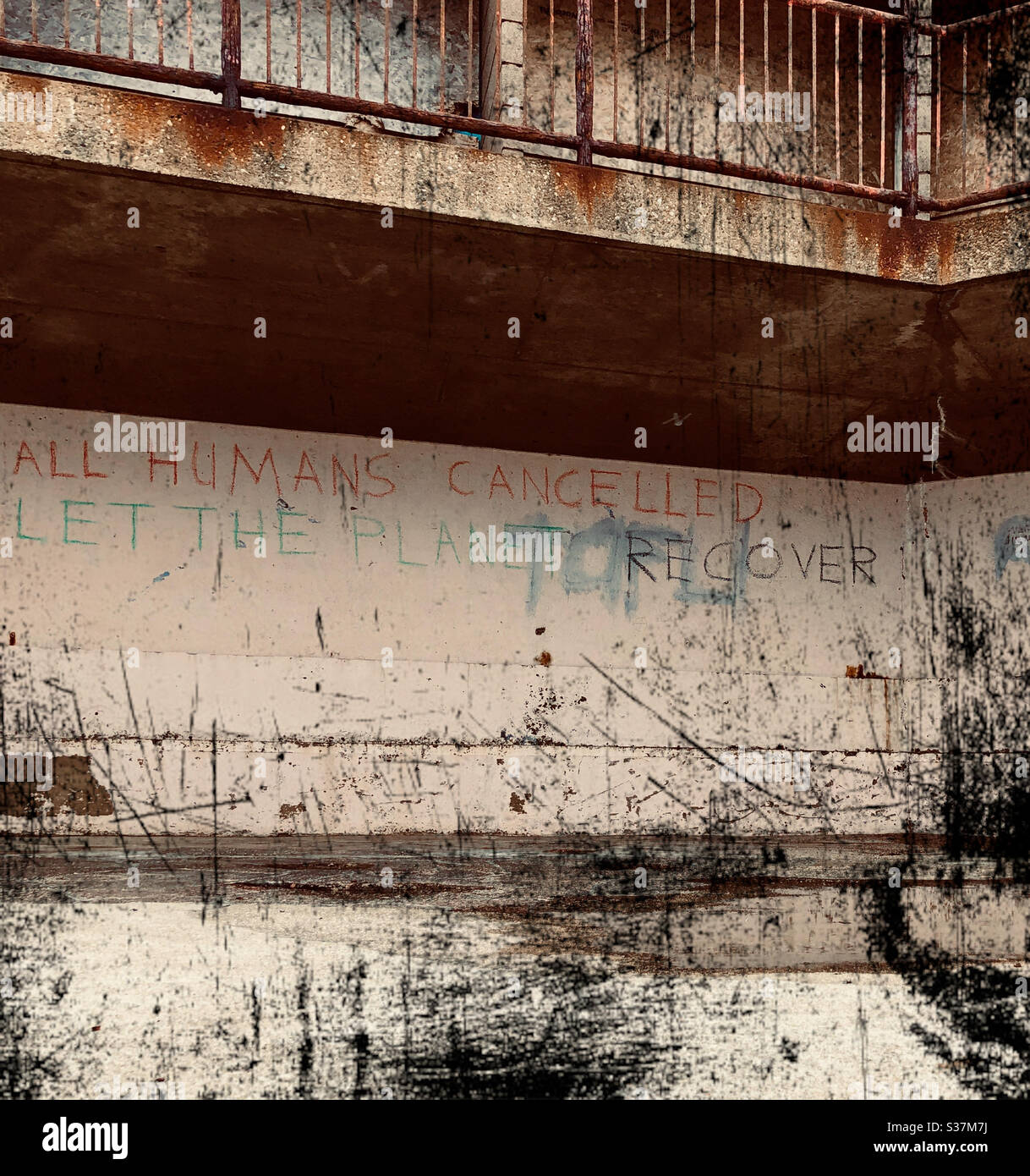 Graffiti in einem heruntergekommenen Bereich Alle Menschen abgesagt Let the Planet Recover Stockfoto