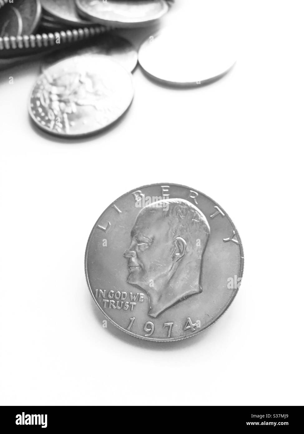 Nahaufnahme eines Eisenhower Silver Dollars von 1974 vor einem Beutel voller Münzen, USA Stockfoto