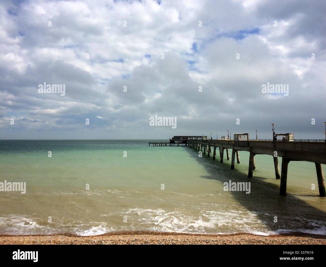 Deal Pier an der Kent Küste bei Ebbe Großbritannien Stockfoto