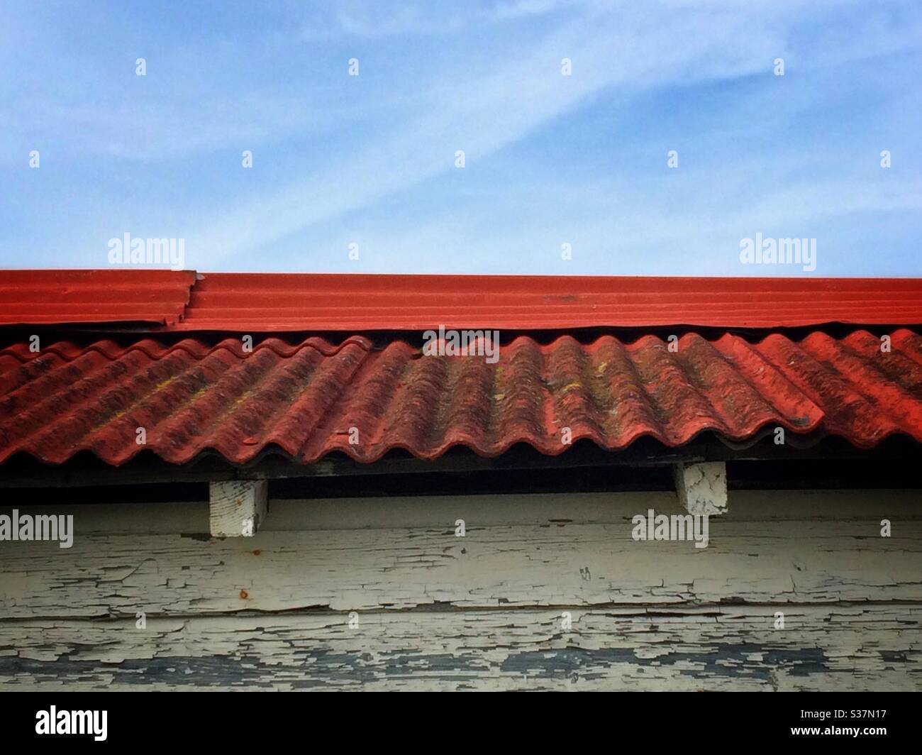 Rotes Wellblechdach auf einer verwitterten Strandhütte am Walmer Strand Kent UK - Smartphone-aufgenommenes Stockfoto