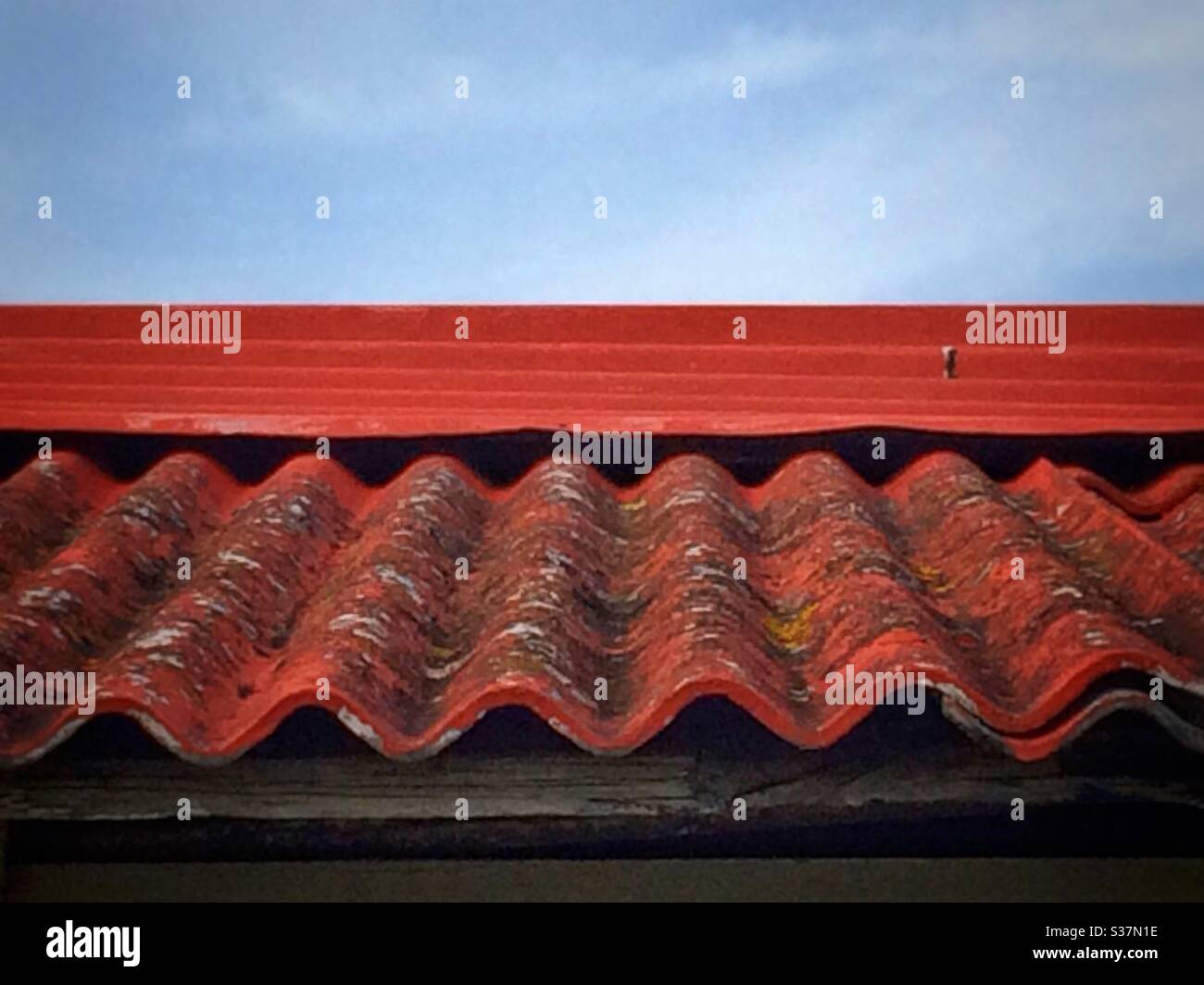 Detail eines roten, rostigen Wellblechdachs auf einer Strandhütte UK - Smartphone-aufgenommenes Stockfoto