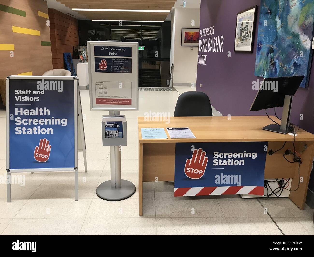 Station für das Screening von Coronaviren am Eingang zum australischen Krankenhaus. Stockfoto