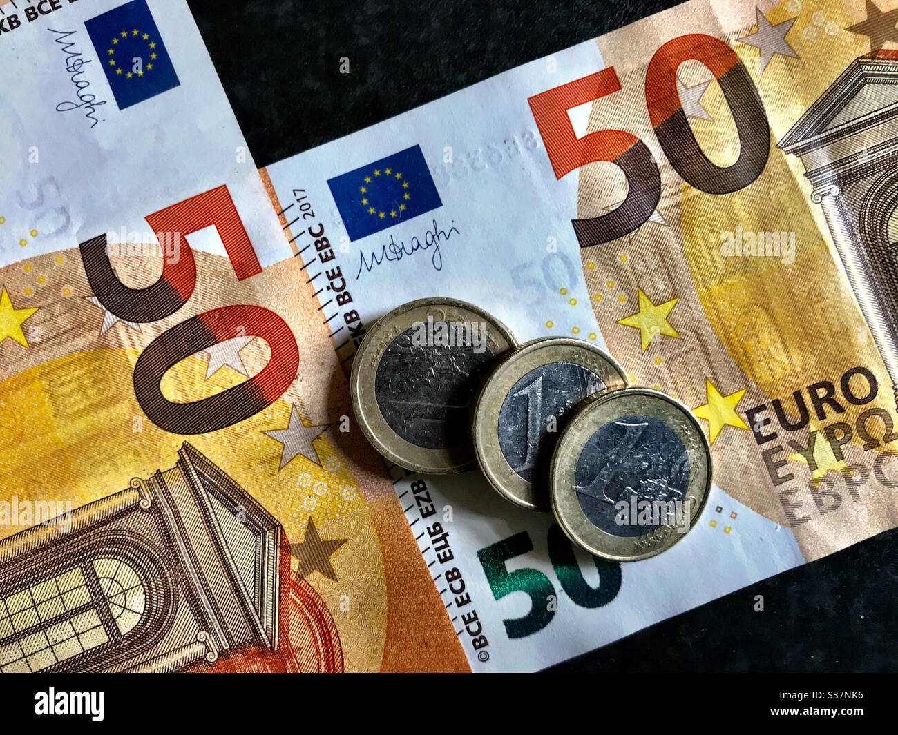 Euro-Geldscheine und -Münzen - Smartphone-aufgenommenes Stockfoto