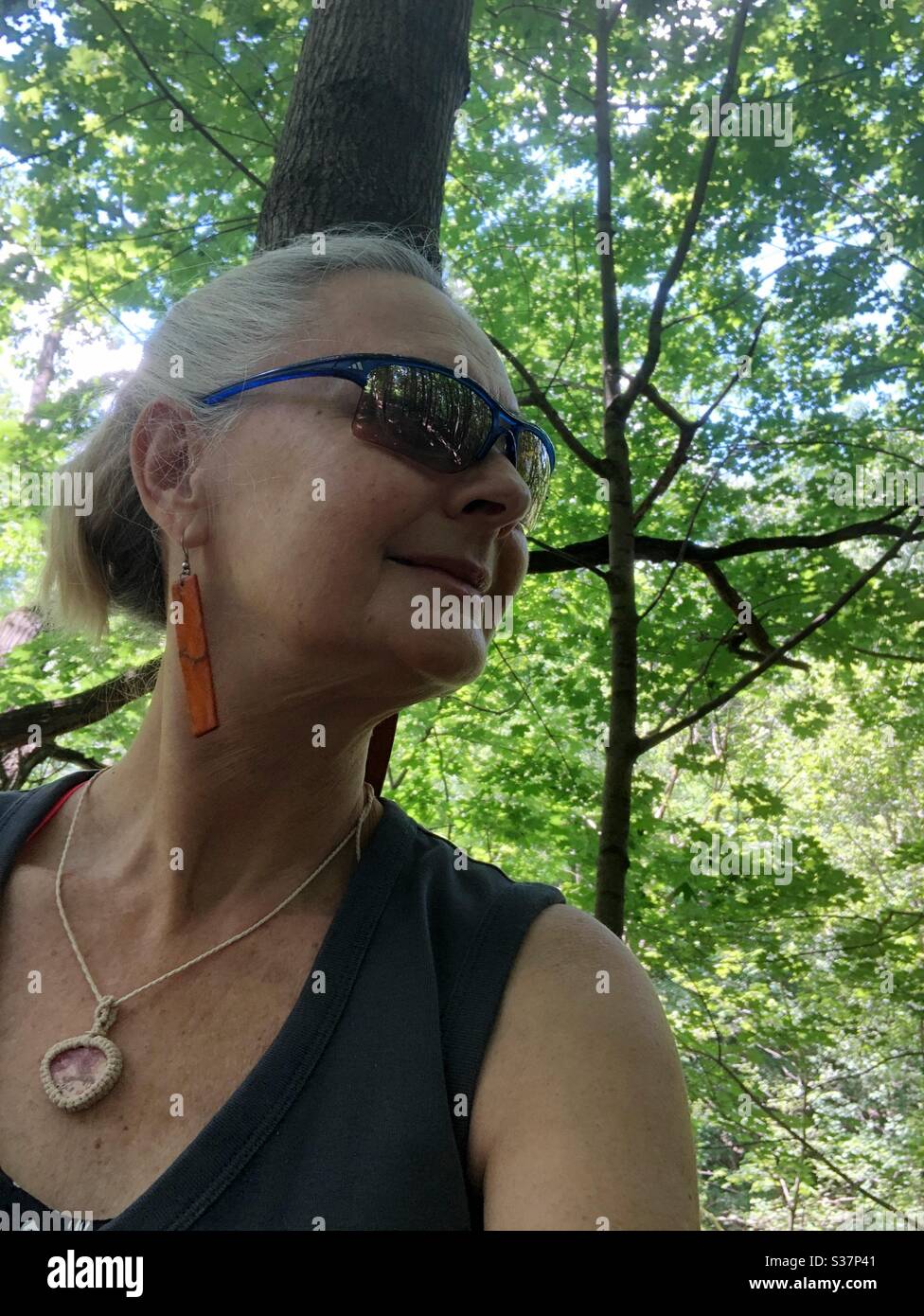 Eine Frau, die sich in der Natur entspannt. Stockfoto