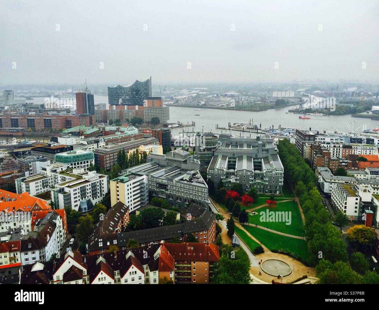 Hamburg von oben an einem nebligen Tag mit der Elbphilharmonie und der Elb Stockfoto