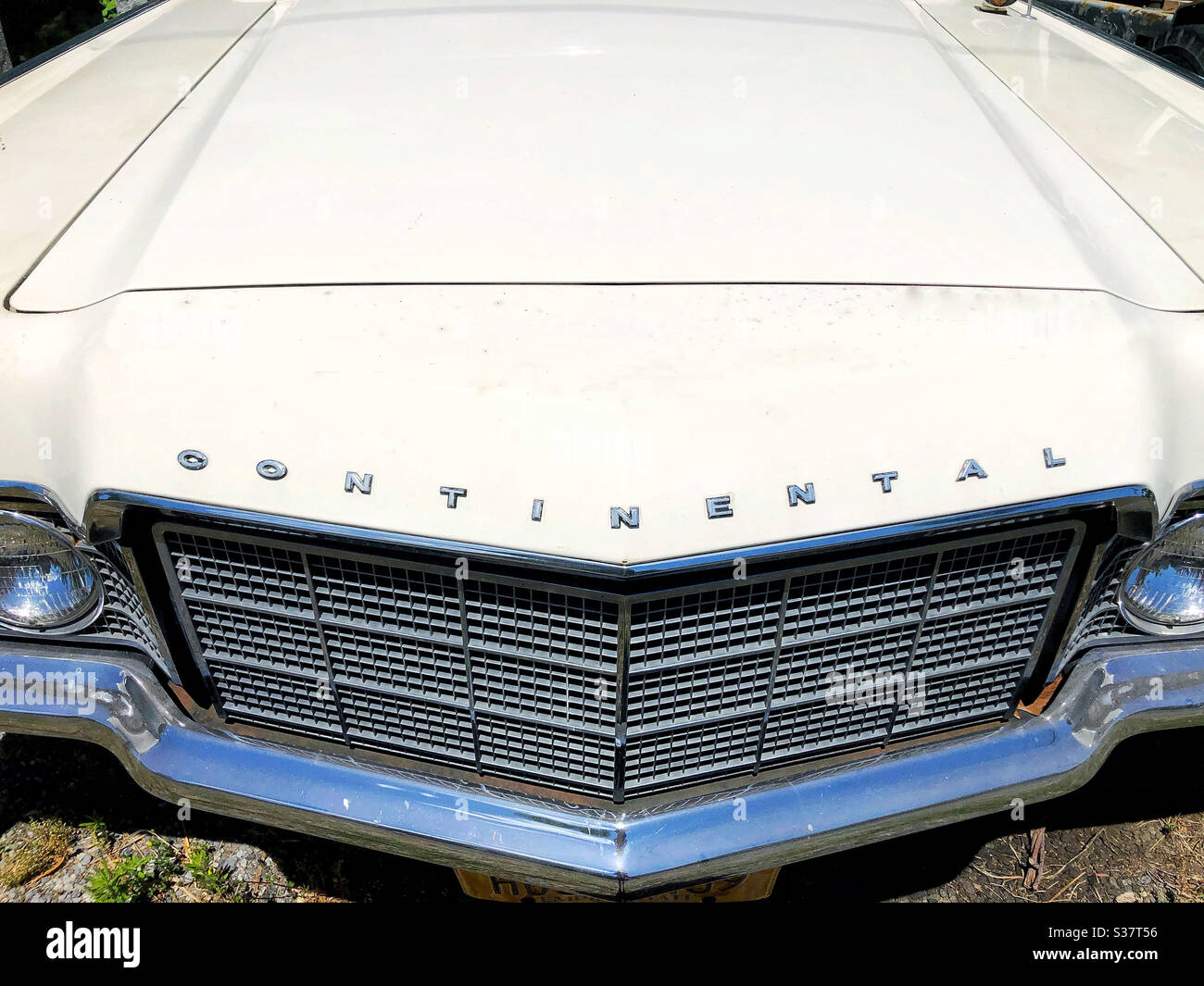 Vintage Lincoln Continental Auto in weiß - Smartphone-aufgenommenes Stockfoto