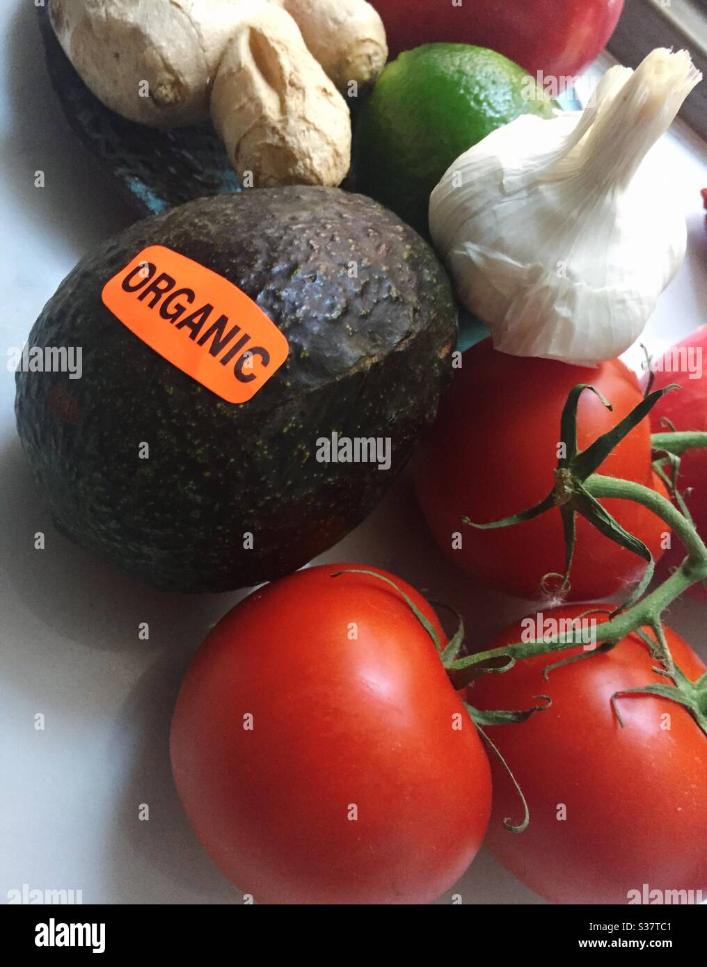 Stillleben von verschiedenen Obst und Gemüse auf der Küchentheke, USA Stockfoto