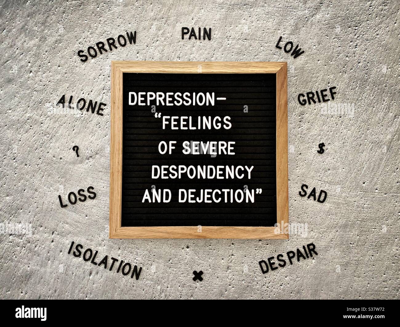 Depression Zitat vor einem groben strukturierten konkreten Hintergrund. Wörterbuch-Zitat. Worte, die Depression erklären. Schwere Depression Störung. Bewusstsein Für Psychische Gesundheit. Stockfoto