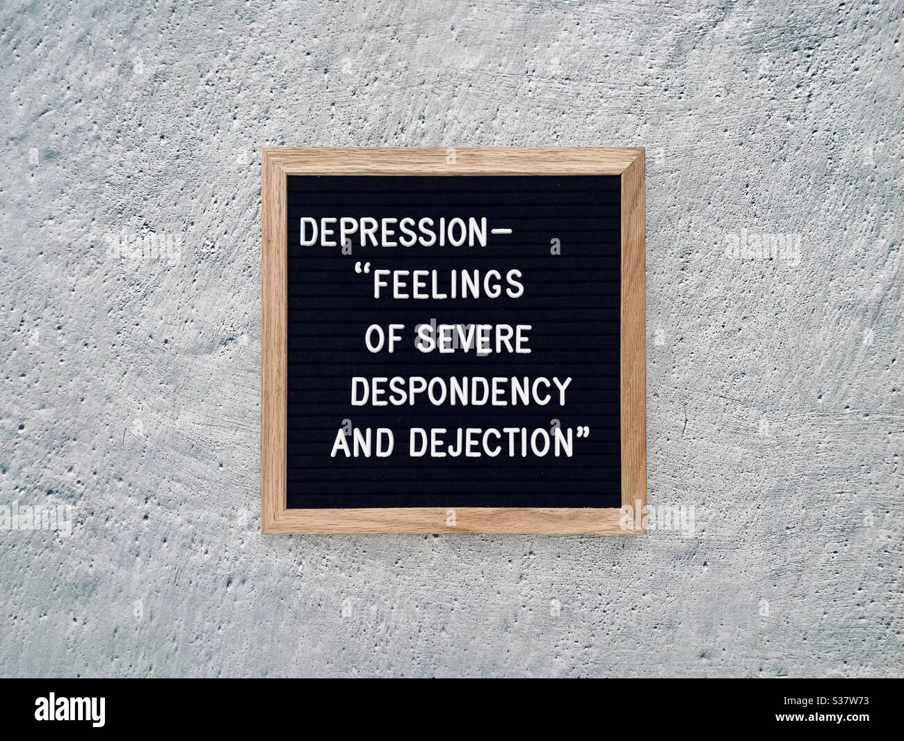 Depression Zitat vor einem groben strukturierten konkreten Hintergrund. Wörterbuch-Zitat. Worte, die Depression erklären. Schwere Depression Störung. Bewusstsein Für Psychische Gesundheit. - Smartphone-aufgenommenes Stockfoto