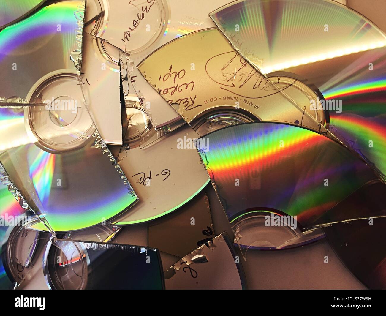 Nahaufnahme einer Gruppe von CDs, die in Stücke geschnitten wurden Stockfoto