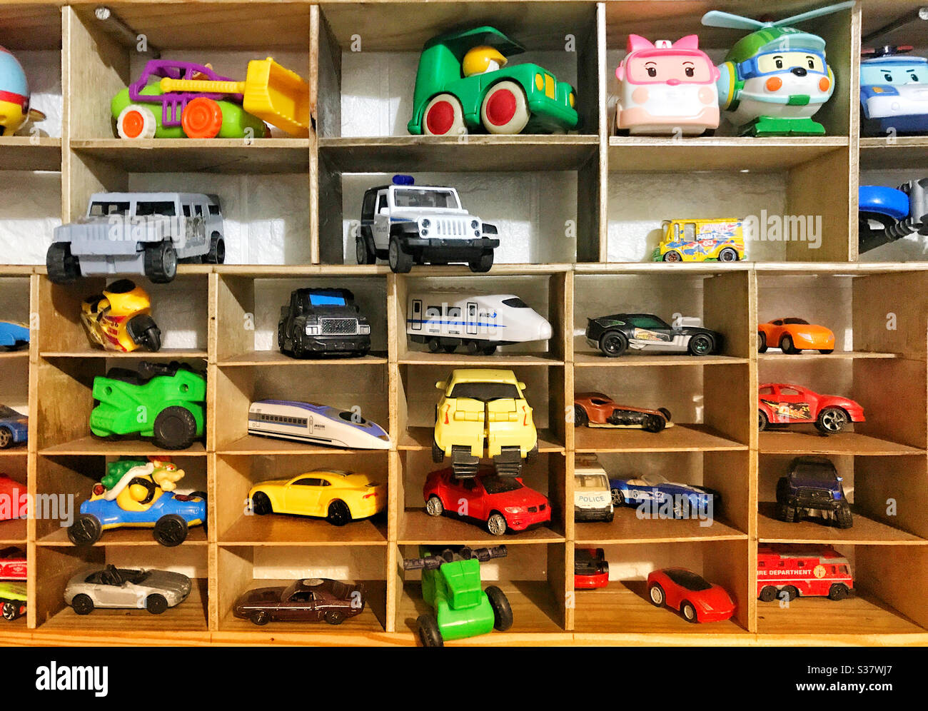 Ein Regal mit bunten Kinderspielzeug. Stockfoto