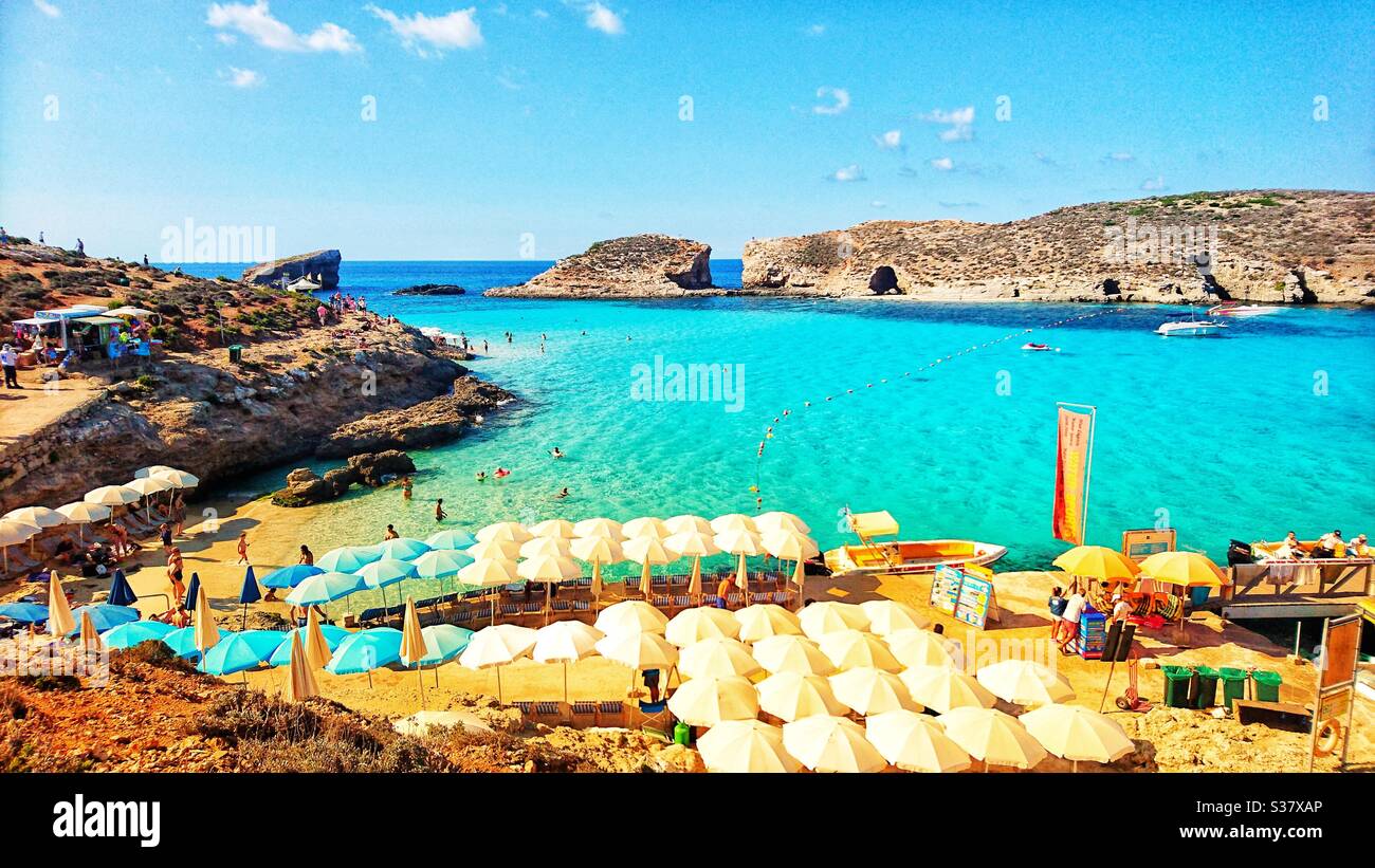 Ein Foto der Blauen Lagune auf der Insel Gozo, Malta. Schöner sonniger Tag mit kristallklarem Wasser und Touristen genießen das Meer. Stockfoto