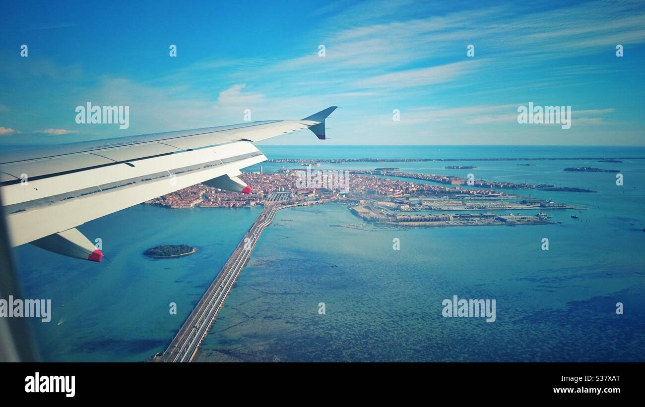 Ein Foto aus dem Flugzeug, das auf dem Anflug über die venezianische Lagune blickt. Urlaubsreisen, europäische Reiseziele, Venedig, Italien. Stockfoto