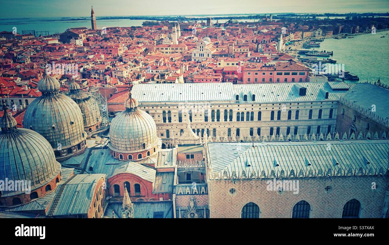 Ein Foto mit Blick über die Dächer von Venedig. Stockfoto