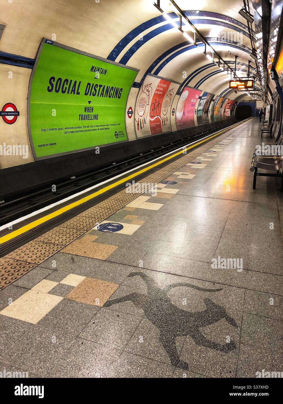 Leere U-Bahn-Station während Covid19 Stockfoto